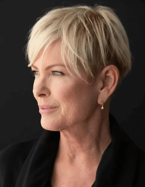 Quelle couleur de cheveux choisir à 70 ans pour une coupe courte ? Quelle couleur de cheveux choisir à 70 ans pour une coupe courte ?